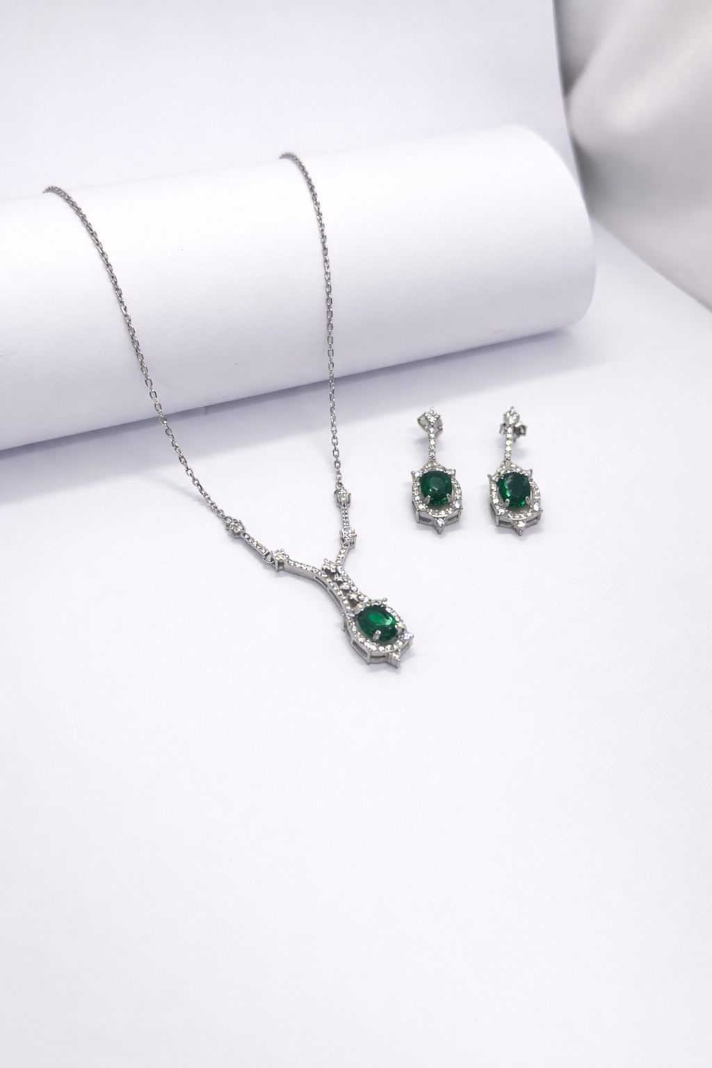 Emerald Elegance Shivara Pendant Set – 925 Silver