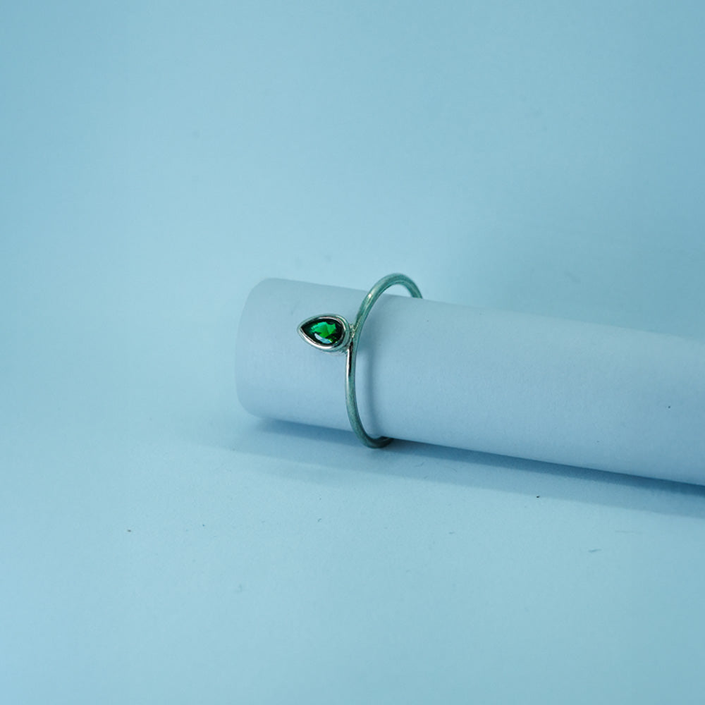 Minimal Emerald Teardrop Ring