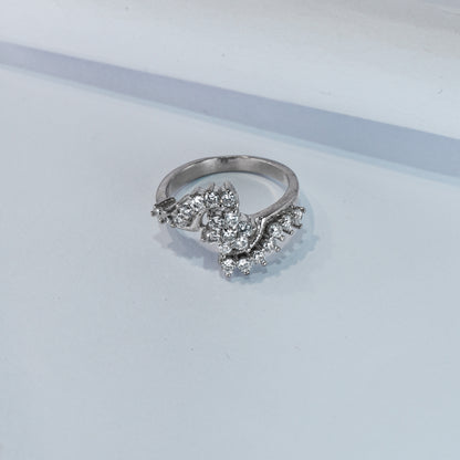 Twisted Cluster Diamond Ring